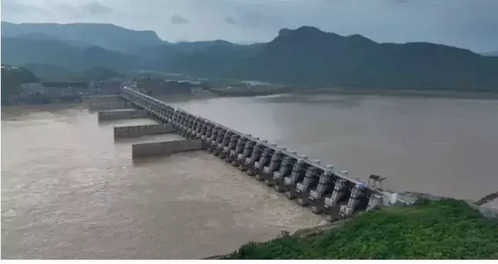 AP: గలగలా గోదారి తరలిపోతుంటే..