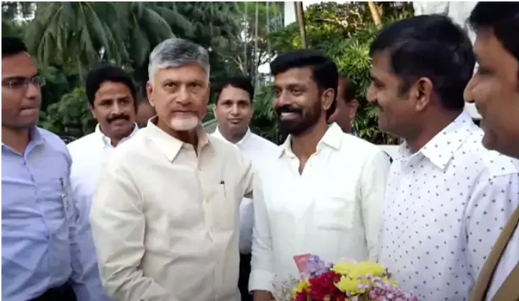 CBN: సింగపూర్లో చంద్రబాబుకు ఘన స్వాగతం CBN: సింగపూర్లో చంద్రబాబుకు ఘన స్వాగతం