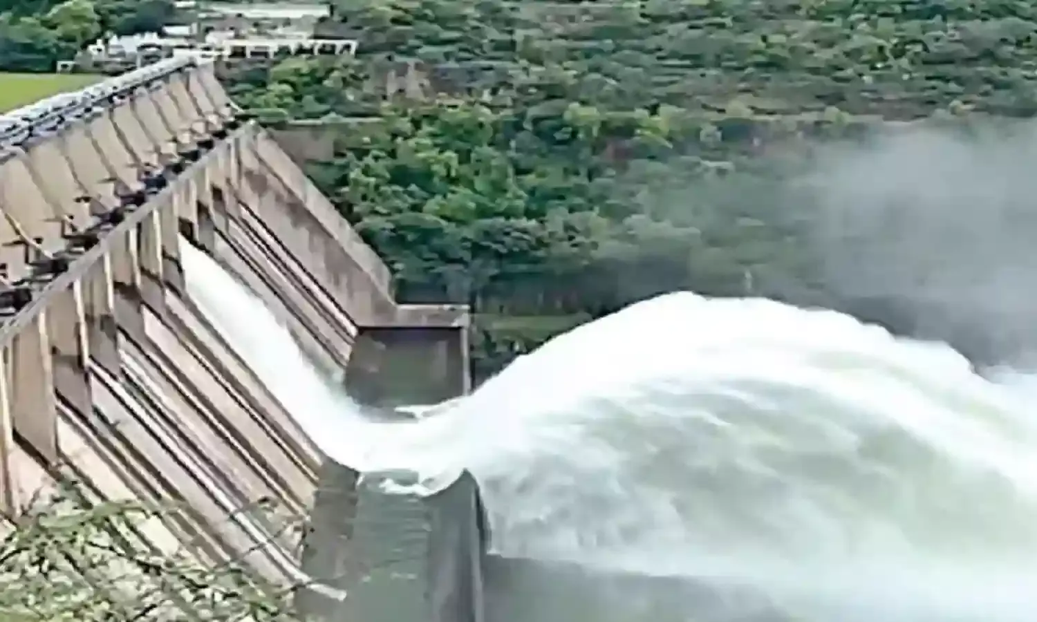 Srisailam Reservoir : వరద ప్రవాహంతో ఉప్పొంగుతున్న కృష్ణమ్మ.. నిండుకుండలా శ్రీశైలం జలాశయం.. Srisailam Reservoir : వరద ప్రవాహంతో ఉప్పొంగుతున్న కృష్ణమ్మ.. నిండుకుండలా శ్రీశైలం జలాశయం..
