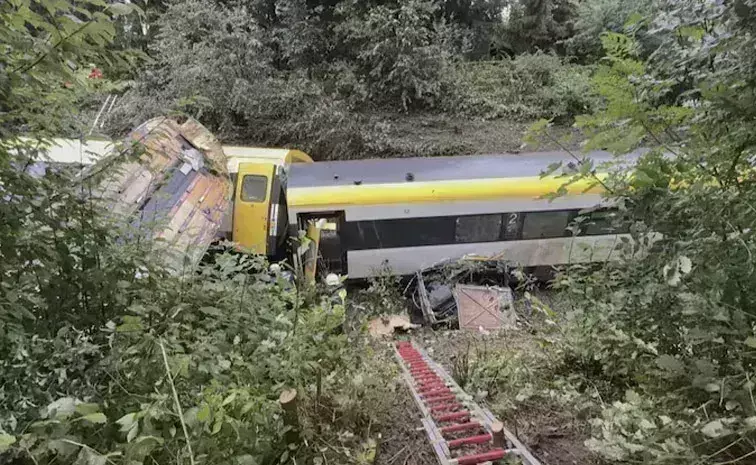 Train Derails: జర్మనీలో పట్టాలు తప్పిన రైలు.. ముగ్గురు మృతి,