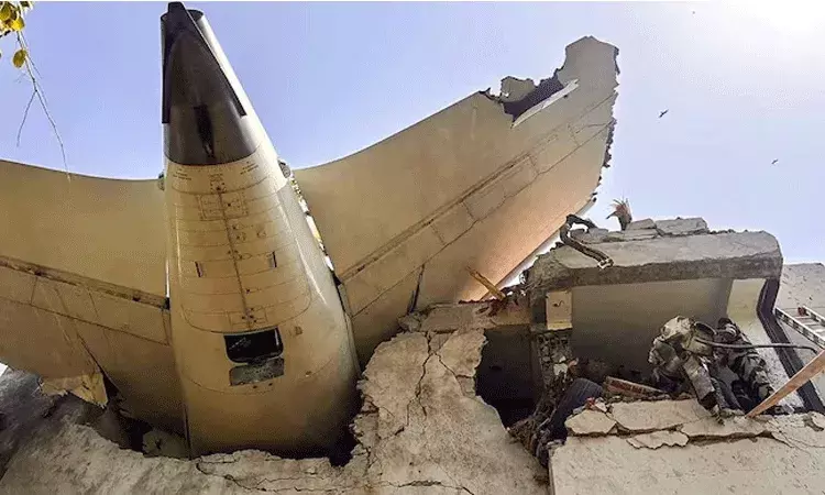 ఎయిర్ ఇండియా ప్రమాదం.. 8 నెలల చిన్నారిని రక్షించుకున్న తల్లి.. ఎయిర్ ఇండియా ప్రమాదం.. 8 నెలల చిన్నారిని రక్షించుకున్న తల్లి..