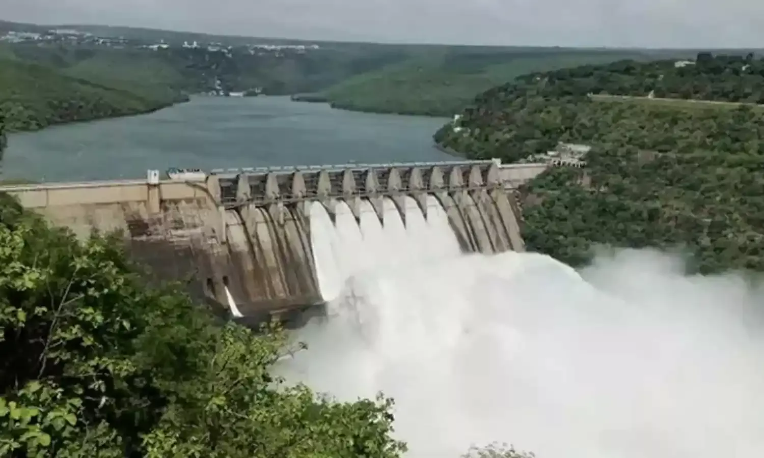 Srisailam Dam : శ్రీశైల డ్యాంకు భారీగా వరద.. ఆరు గేట్లు ఎత్తిన అధికారులు Srisailam Dam : శ్రీశైల డ్యాంకు భారీగా వరద.. ఆరు గేట్లు ఎత్తిన అధికారులు
