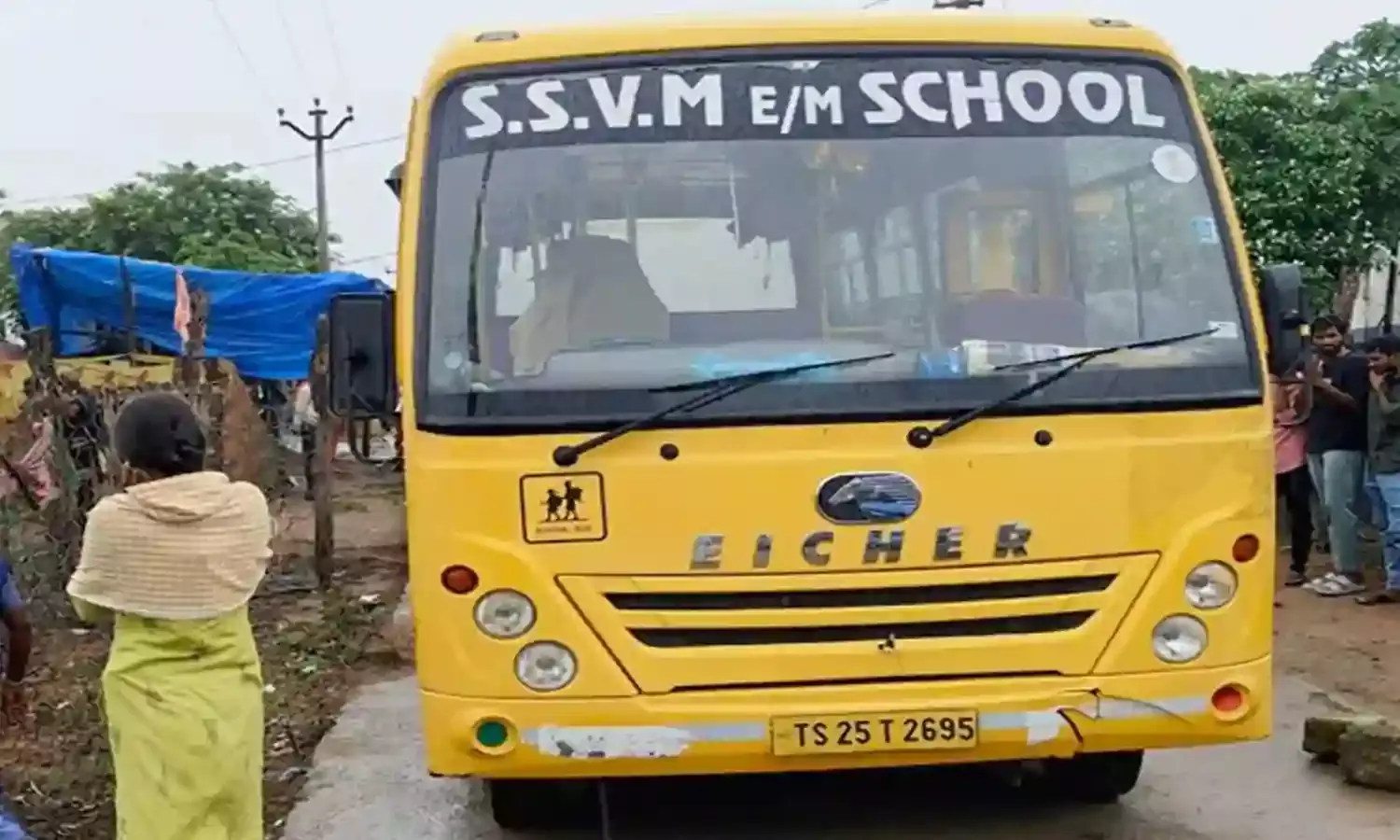 Bhupalpally District : స్కూల్ బస్సు కింద పడి మూడేళ్ల చిన్నారి మృతి Bhupalpally District : స్కూల్ బస్సు కింద పడి మూడేళ్ల చిన్నారి మృతి
