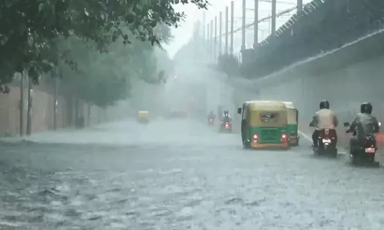 Delhi: ఢిల్లీలో భారీ వర్షాలు.. స్తంభించిన నగరం..