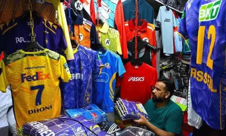 వాంఖడే స్టేడియంలో చోరీ.. రూ.6.5 లక్షల విలువైన జెర్సీలను దొంగిలించిన సెక్యూరిటీ మేనేజర్..