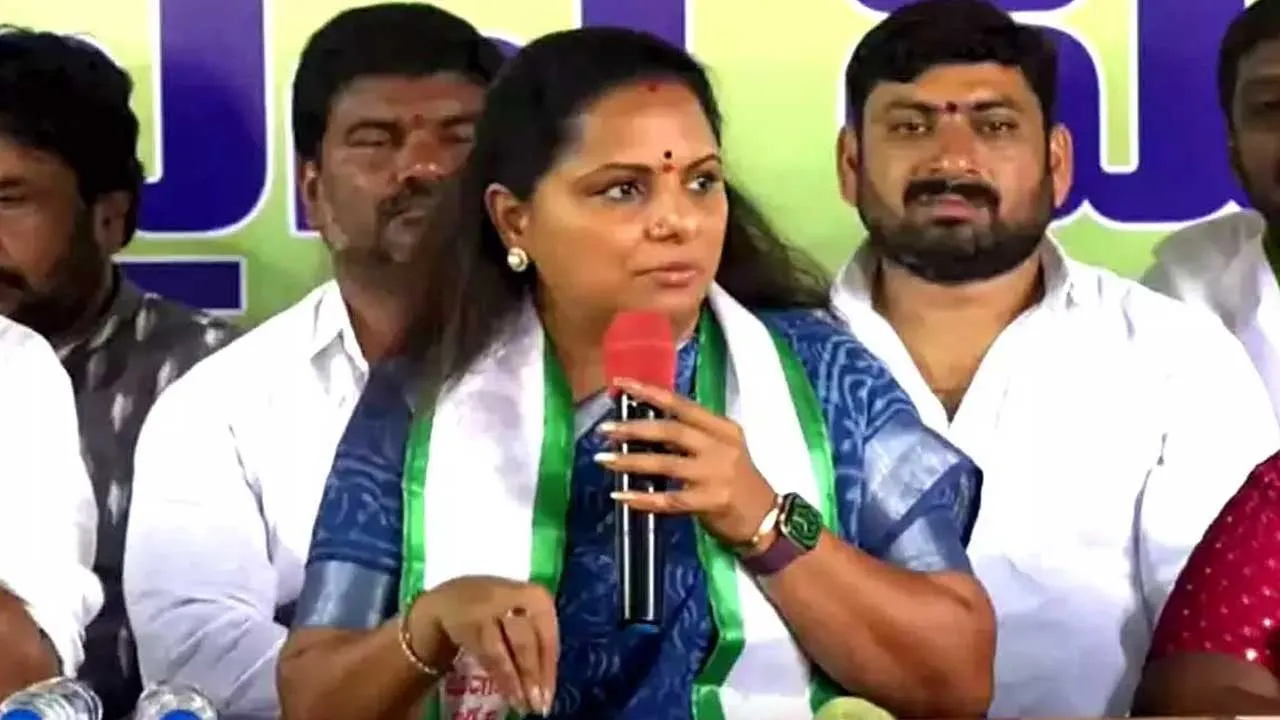 MLC Kavitha : బీసీ బిల్లుపై 72గంటల దీక్షకు సిద్ధమైన కవిత MLC Kavitha : బీసీ బిల్లుపై 72గంటల దీక్షకు సిద్ధమైన కవిత