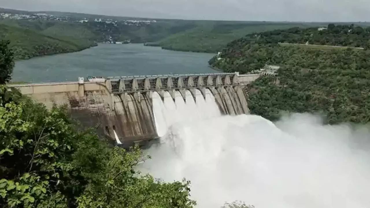 Srisailam Dam : శ్రీశైల డ్యాంకు భారీగా వరద.. ఆరు గేట్లు ఎత్తిన అధికారులు Srisailam Dam : శ్రీశైల డ్యాంకు భారీగా వరద.. ఆరు గేట్లు ఎత్తిన అధికారులు