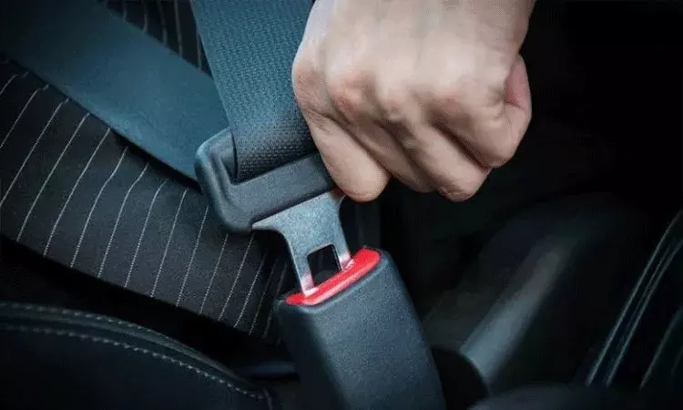 Mumbai: ప్రాణాలు కాపాడిన సీట్ బెల్ట్.. ట్రాఫిక్ పోలీస్ కు కృతజ్ఞతలు తెలిపిన దంపతులు..