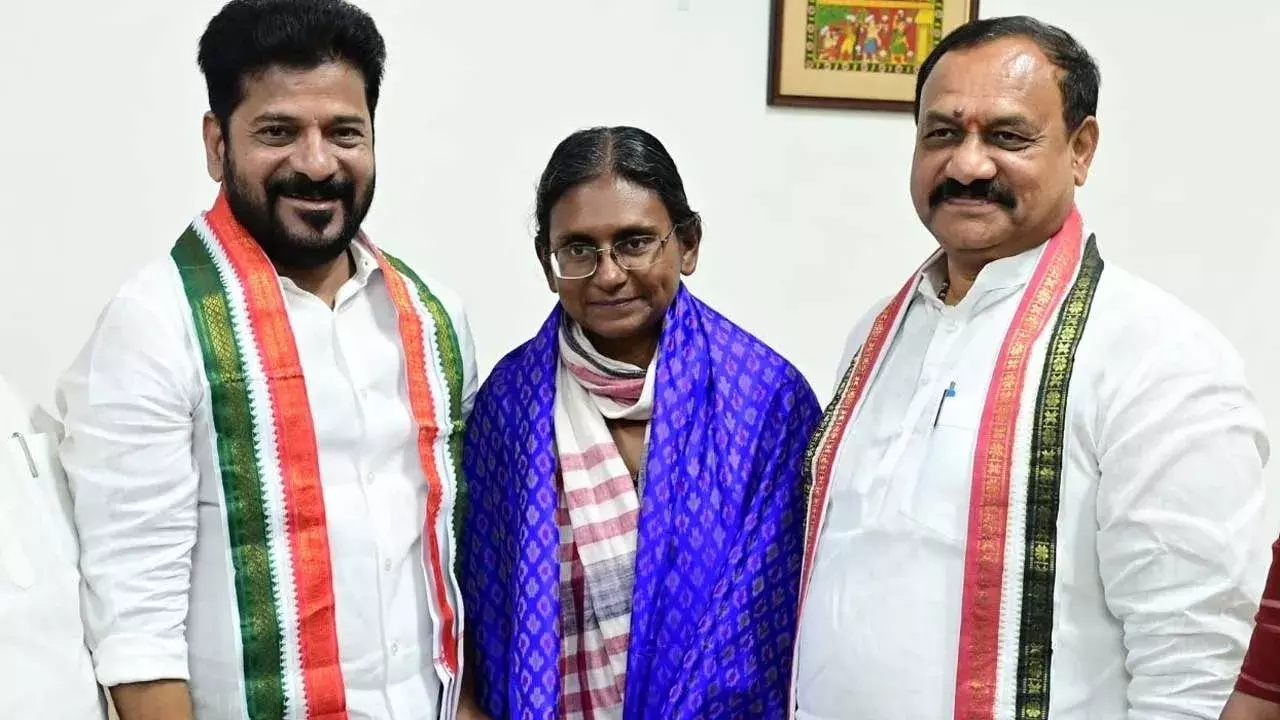 Telangana : సీఎం రేవంత్ తో మీనాక్షి భేటీ.. ఆ అంశాలపై చర్చ.. Telangana : సీఎం రేవంత్ తో మీనాక్షి భేటీ.. ఆ అంశాలపై చర్చ..