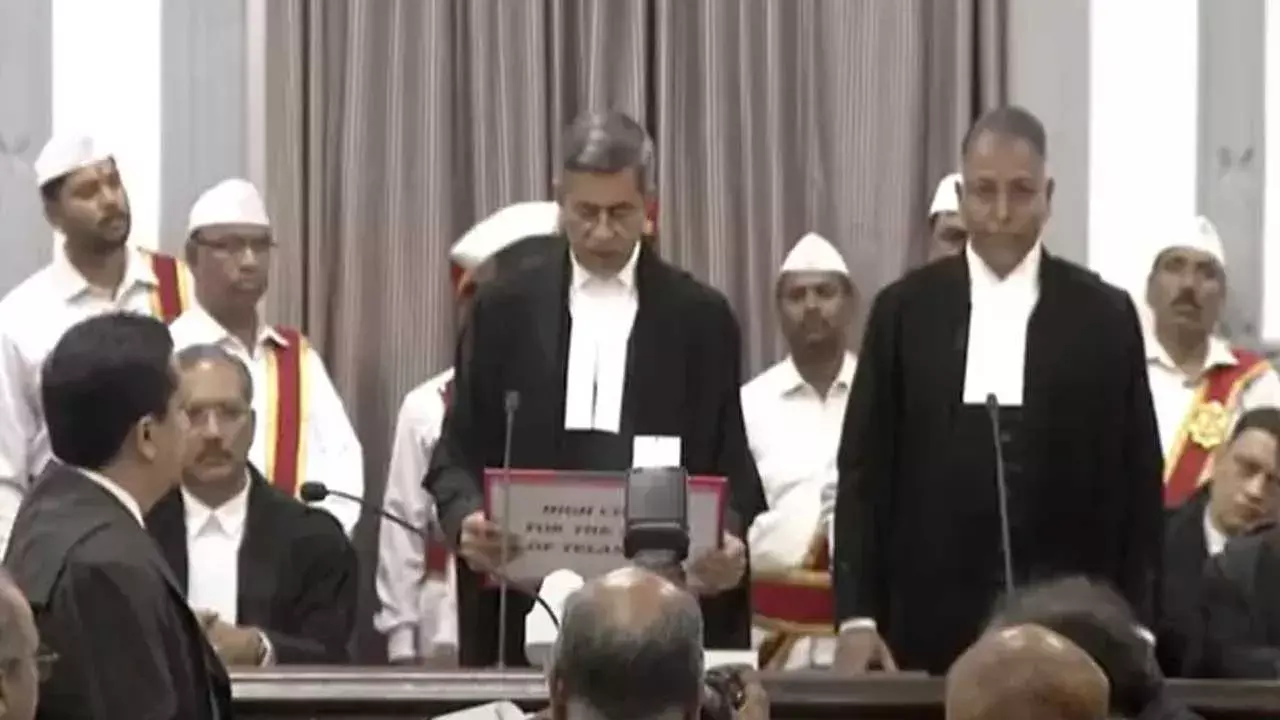 Telangana : హైకోర్టులో కొత్త న్యాయమూర్తుల ప్రమాణ స్వీకారం.. Telangana : హైకోర్టులో కొత్త న్యాయమూర్తుల ప్రమాణ స్వీకారం..