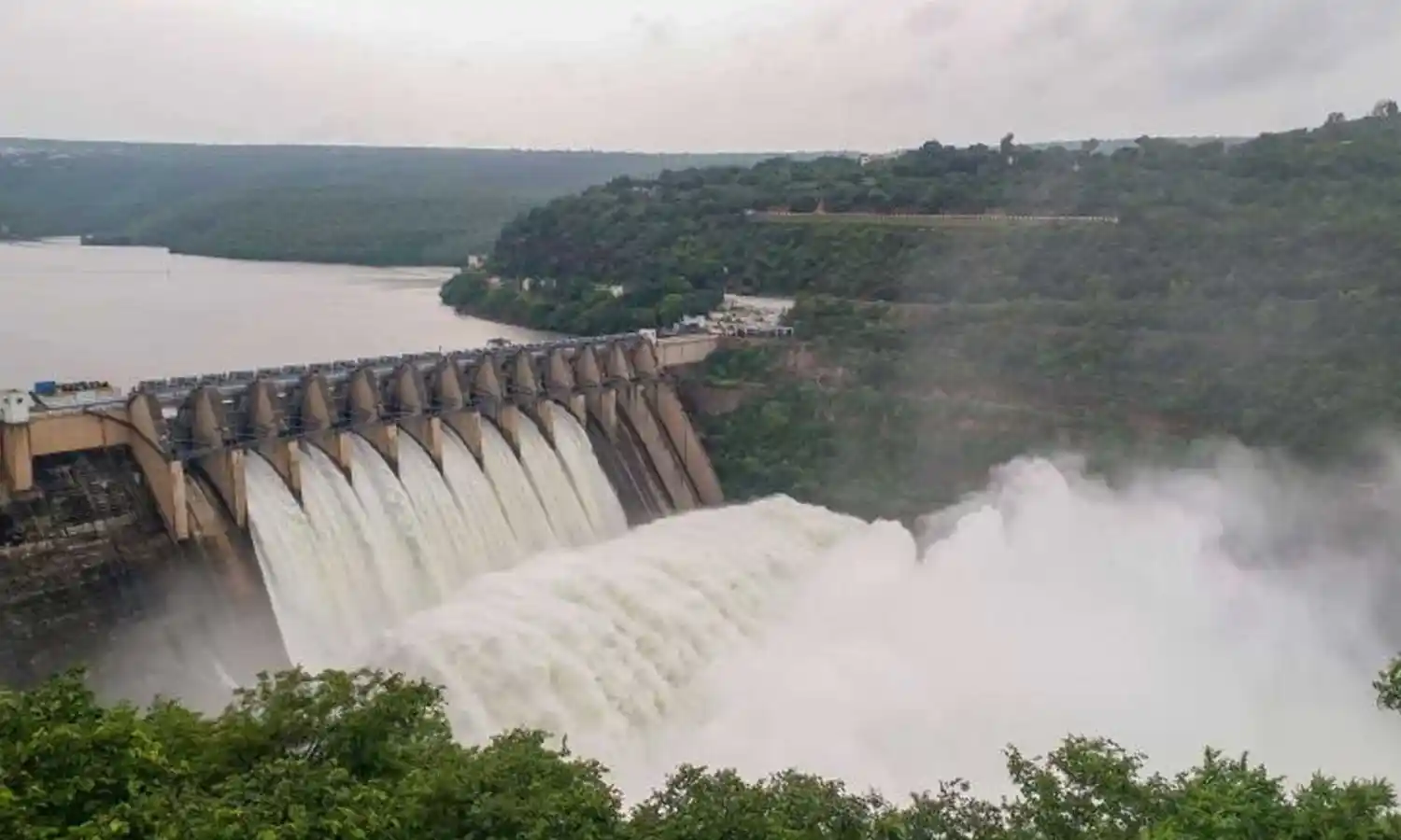 Srisailam Reservoir : శ్రీశైలం జలాశయానికి భారీగా పెరుగుతున్న వరద నీరు Srisailam Reservoir : శ్రీశైలం జలాశయానికి భారీగా పెరుగుతున్న వరద నీరు
