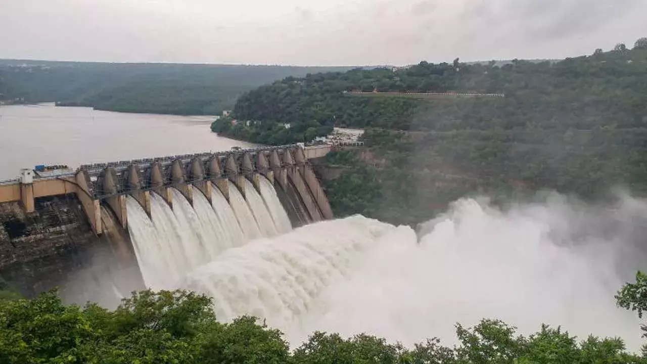 Srisailam Reservoir : శ్రీశైలం జలాశయానికి భారీగా పెరుగుతున్న వరద నీరు