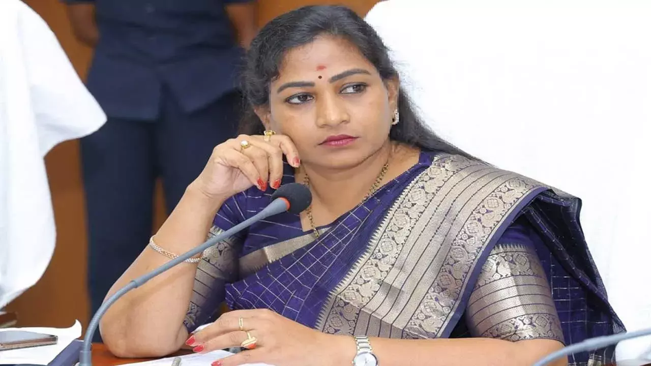 AP Home Minister : జగన్ కన్నా ప్రజలే ముఖ్యం.. సవాళ్లతో పనిలేదన్న హోంమంత్రి అనిత AP Home Minister : జగన్ కన్నా ప్రజలే ముఖ్యం.. సవాళ్లతో పనిలేదన్న హోంమంత్రి అనిత