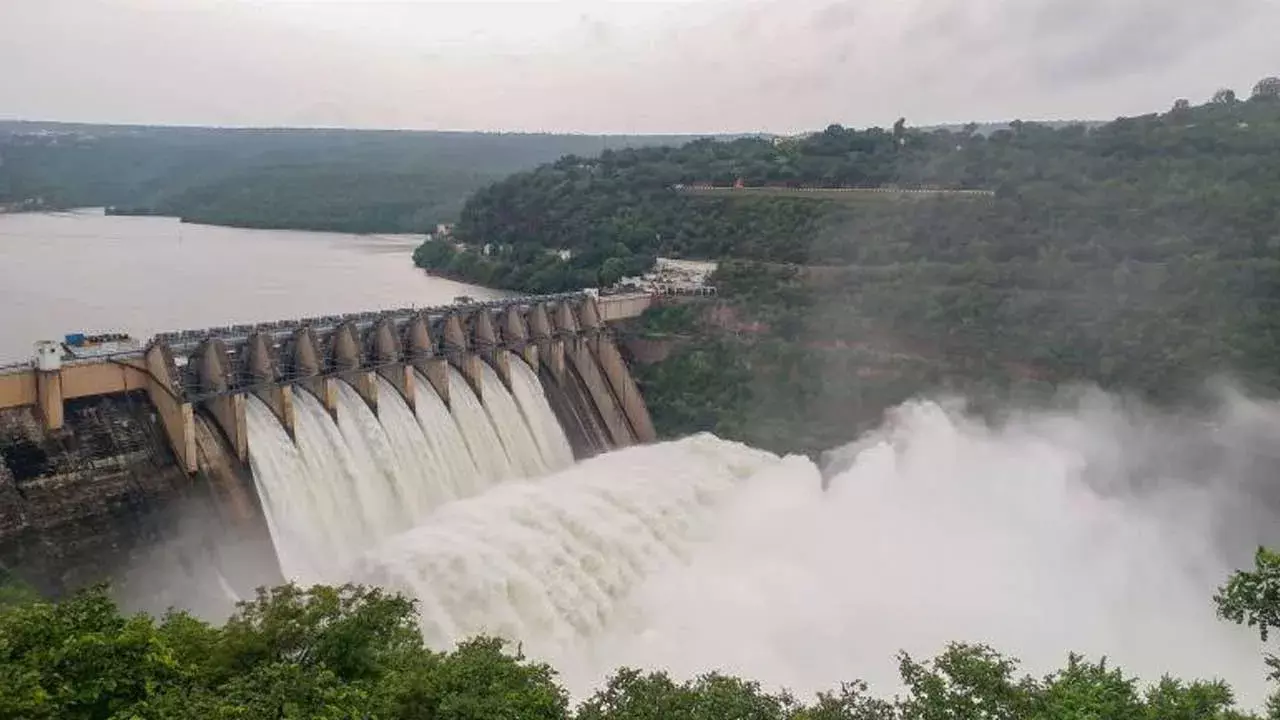 Srisailam Reservoir : శ్రీశైలం జలాశయానికి కొనసాగుతున్న వరద నీరు