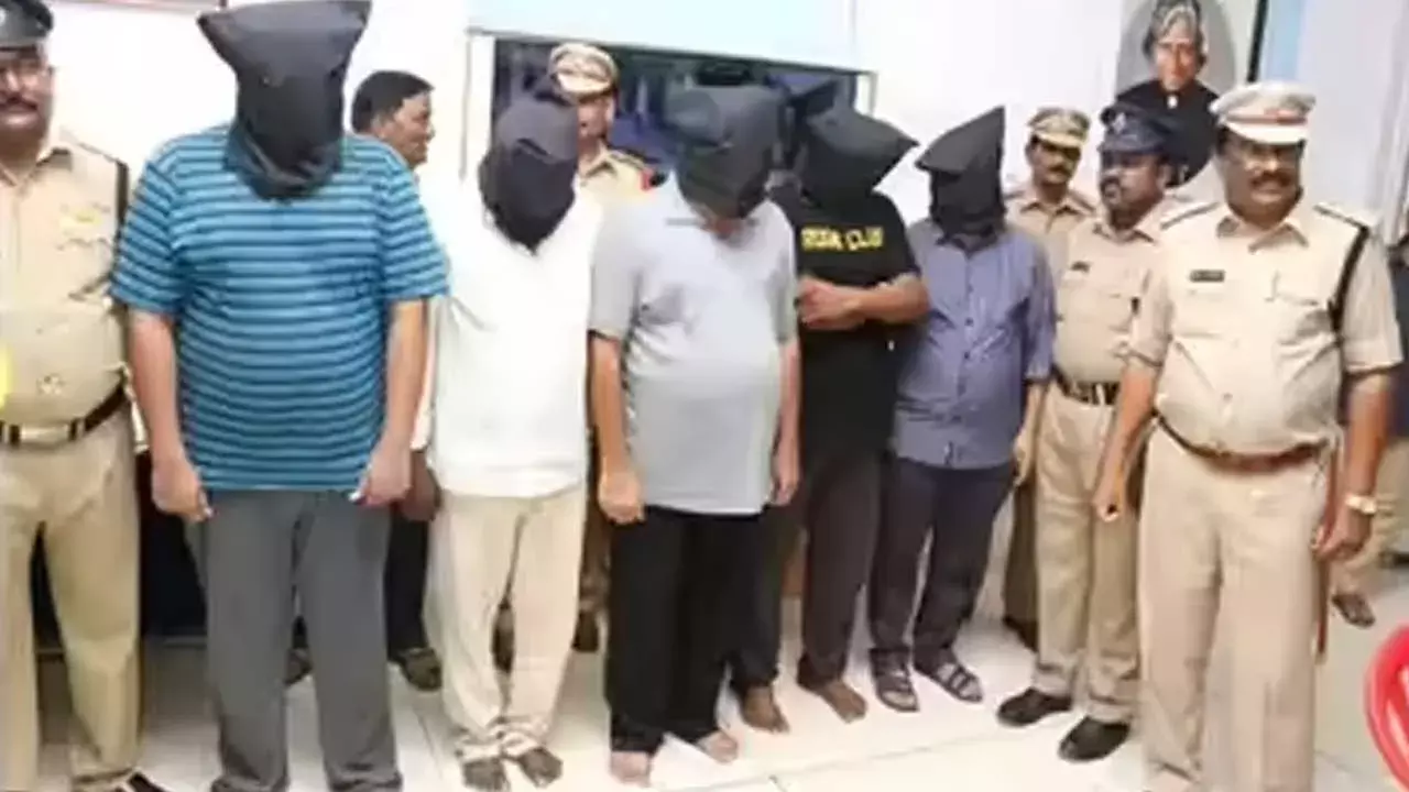 Sri Sathya Sai District : రైస్ పుల్లింగ్ పేరుతో ప్రజలను మోసం .. ముఠా అరెస్ట్ Sri Sathya Sai District : రైస్ పుల్లింగ్ పేరుతో ప్రజలను మోసం .. ముఠా అరెస్ట్