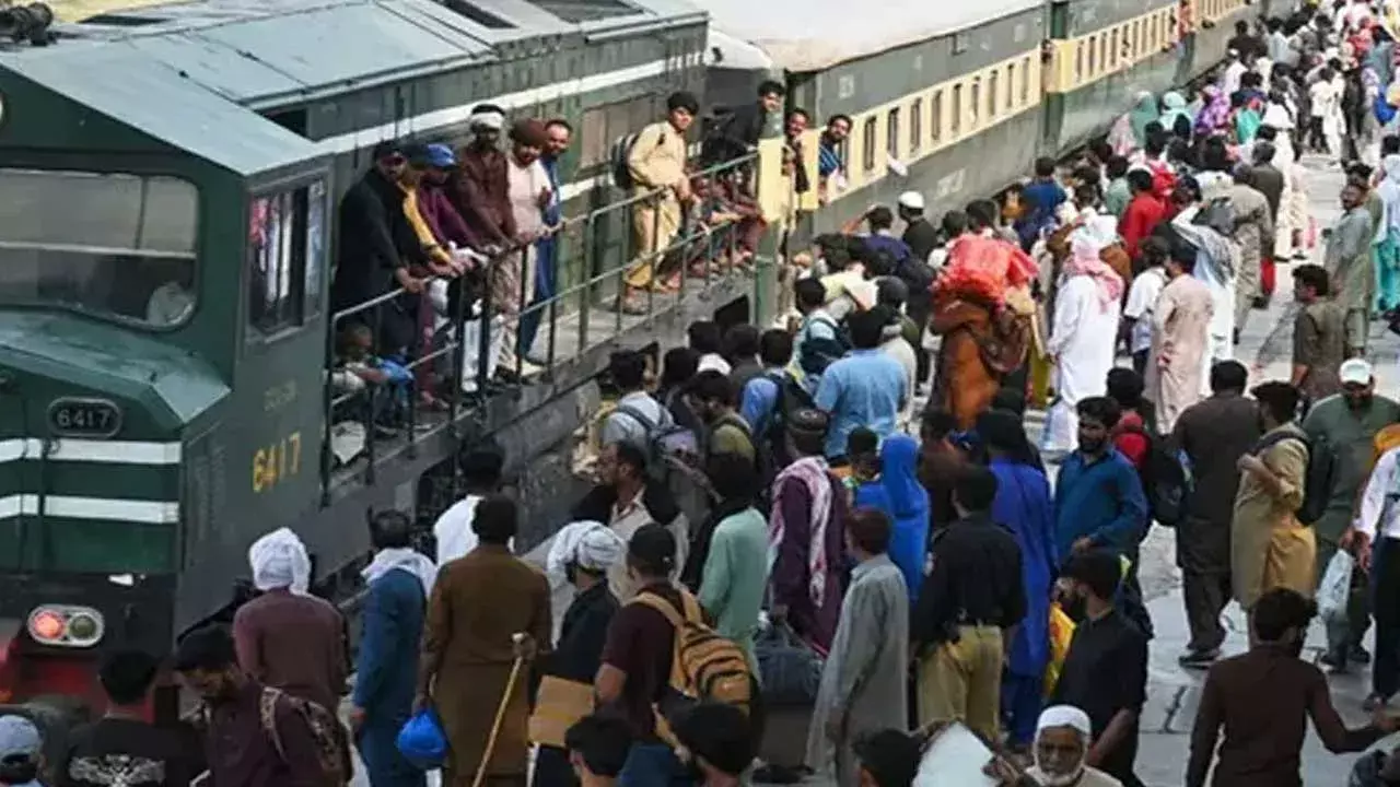 Train Acciden : పాకిస్థాన్లో రైలు ప్రమాదం: 30 మందికి పైగా ప్రయాణికులకు గాయాలు Train Acciden : పాకిస్థాన్లో రైలు ప్రమాదం: 30 మందికి పైగా ప్రయాణికులకు గాయాలు