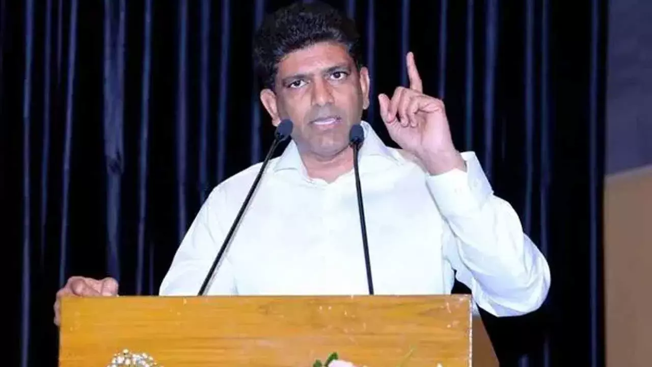 Union Minister : రైతులకు పీఎం కిసాన్ చెక్కులు అందజేసిన కేంద్రమంత్రి పెమ్మసాని Union Minister : రైతులకు పీఎం కిసాన్ చెక్కులు అందజేసిన కేంద్రమంత్రి పెమ్మసాని