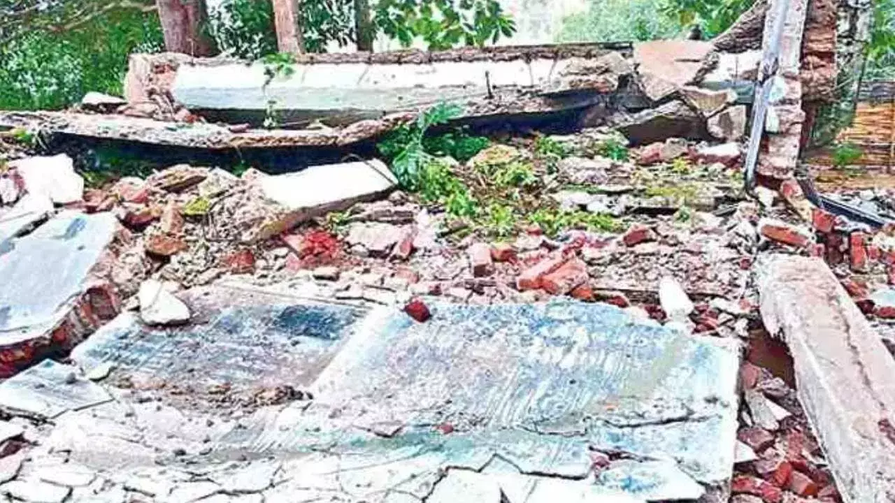 AP : ఏపీలో తప్పిన పెను ప్రమాదం...అర్ధరాత్రి కుప్పకూలిన పాఠశాల భవనం.. AP : ఏపీలో తప్పిన పెను ప్రమాదం...అర్ధరాత్రి కుప్పకూలిన పాఠశాల భవనం..