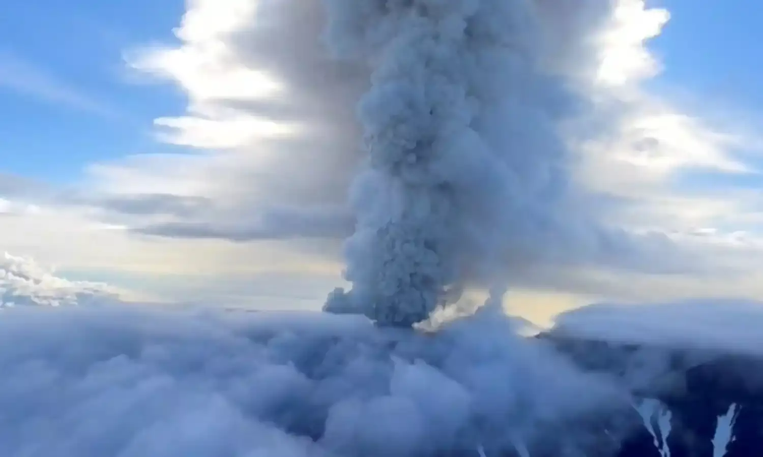 Krasheninnikov Volcano: 600 ఏండ్ల తర్వాత రష్యాలో పేలిన అగ్నిపర్వతం.. Krasheninnikov Volcano: 600 ఏండ్ల తర్వాత రష్యాలో పేలిన అగ్నిపర్వతం..