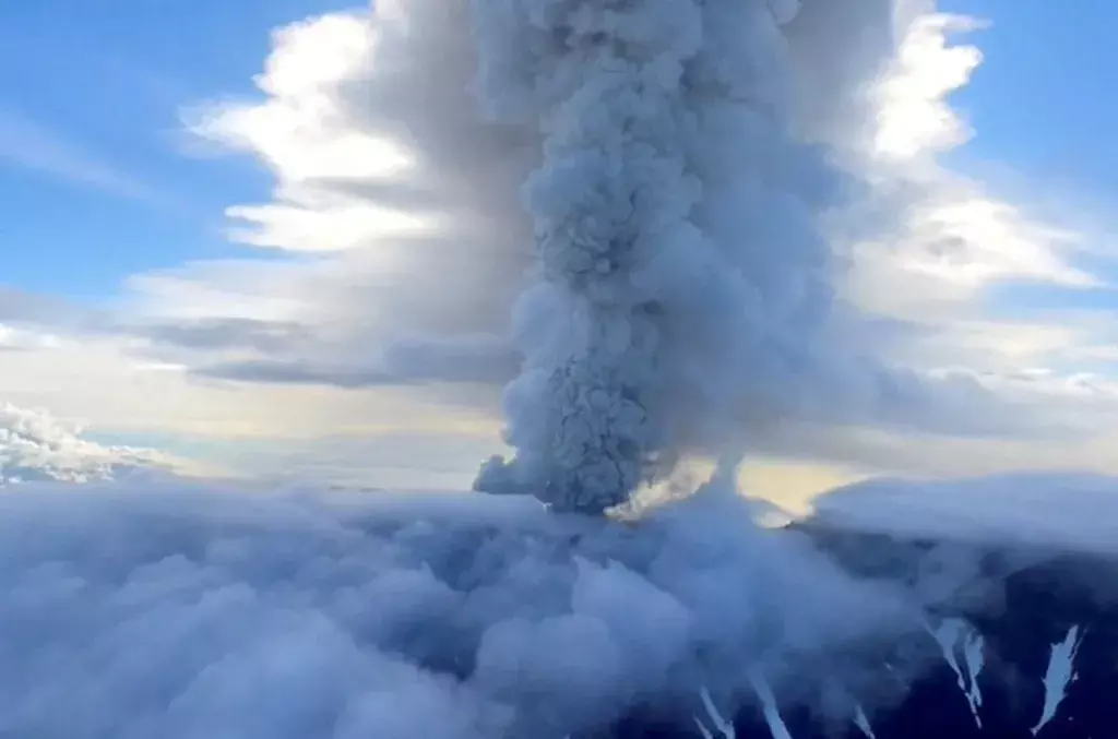 Krasheninnikov Volcano: 600 ఏండ్ల తర్వాత రష్యాలో పేలిన అగ్నిపర్వతం.. Krasheninnikov Volcano: 600 ఏండ్ల తర్వాత రష్యాలో పేలిన అగ్నిపర్వతం..