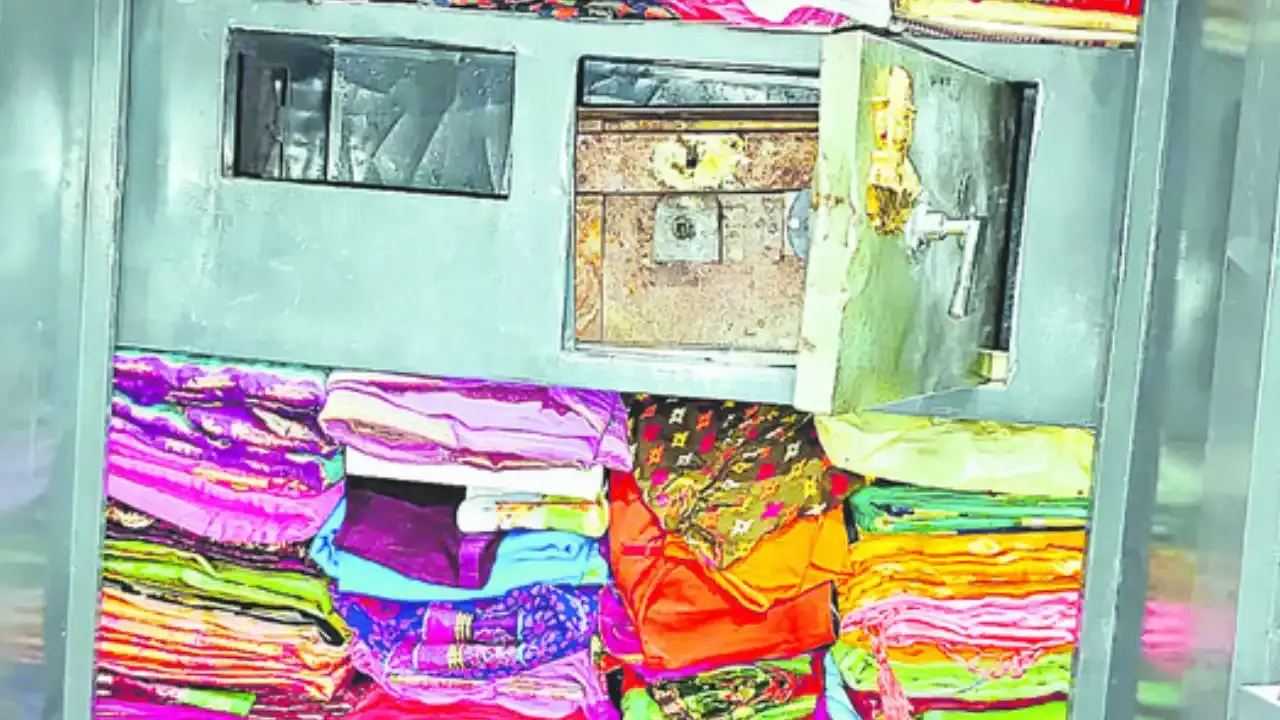 Robarry  : నిడదవోలు పట్టణంలో భారీ చోరీ