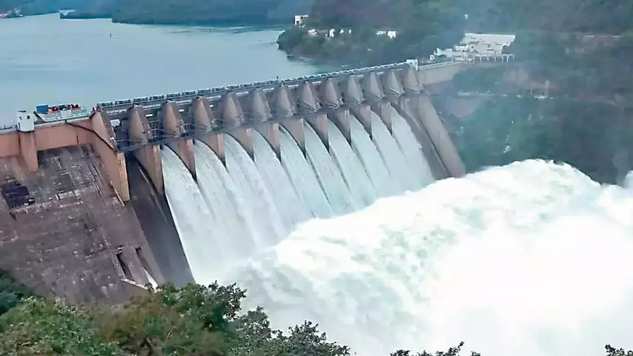 Srisailam Reservoir : శ్రీశైలం జలాశయానికి కొనసాగుతున్న వరద ప్రవాహం.