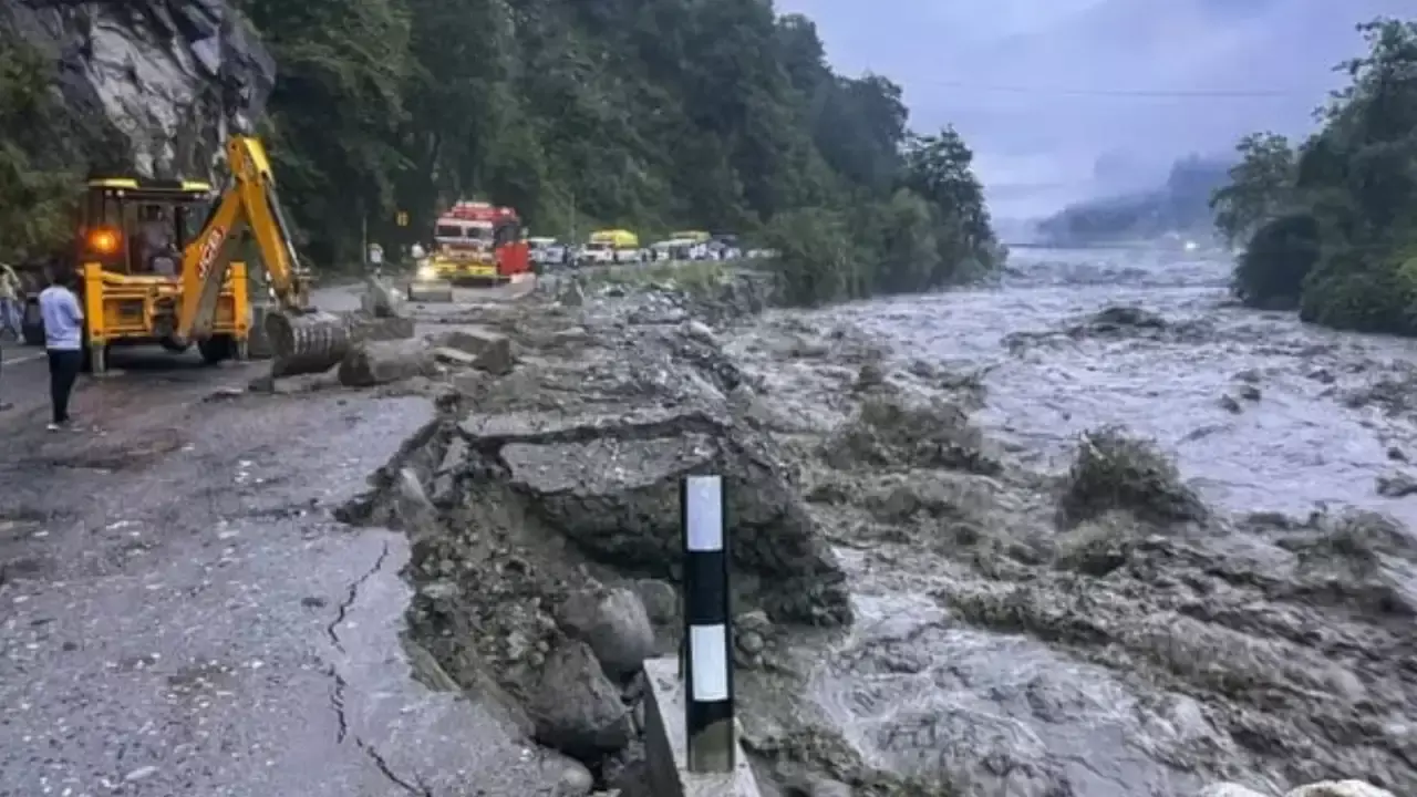 Himachal Pradesh : హిమాచల్‌ప్రదేశ్‌లో కుండపోత వర్షాలు..266 రోడ్లు మూసివేత