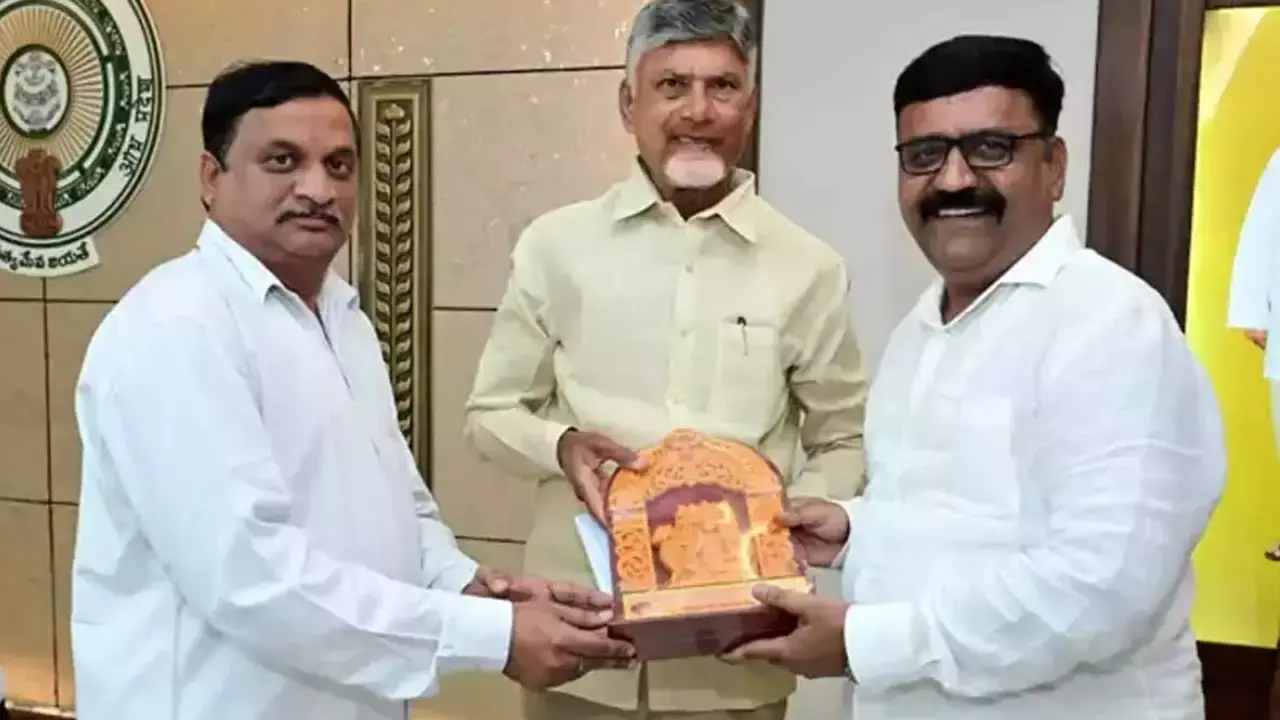 CM Chandrababu : రాఘవేంద్ర స్వామి ఉత్సవాలకు చంద్రబాబుకు ఆహ్వానం CM Chandrababu : రాఘవేంద్ర స్వామి ఉత్సవాలకు చంద్రబాబుకు ఆహ్వానం