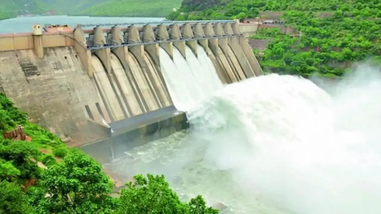 Srisailam : శ్రీశైలం ప్రాజెక్టుకు తగ్గిన వరద ప్రవాహం..