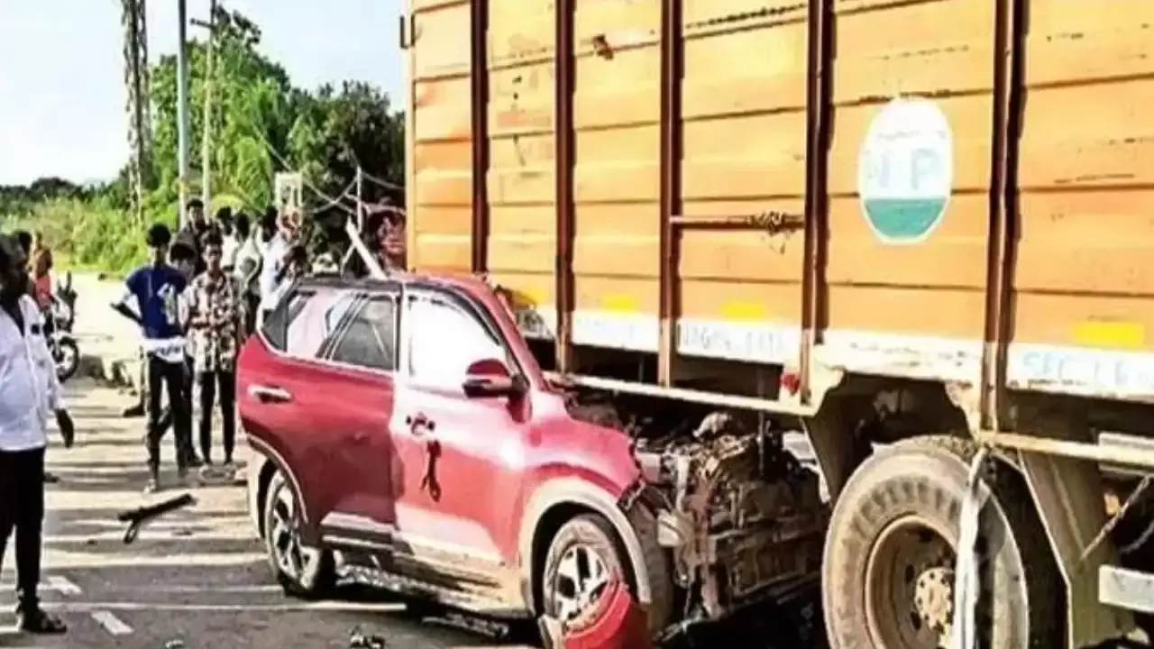 Road Accident : దైవ దర్శనానికి వెళ్లొస్తూ అనంత లోకాలకు.. ఏపీలో ఘోర రోడ్డు ప్రమాదం