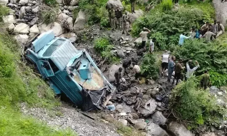 Jammu&Kashmir: లోయలో పడిన సీఆర్ఫీఎఫ్ బస్సు.. ఇద్దరు జవాన్లు మృతి Jammu&Kashmir: లోయలో పడిన సీఆర్ఫీఎఫ్ బస్సు.. ఇద్దరు జవాన్లు మృతి