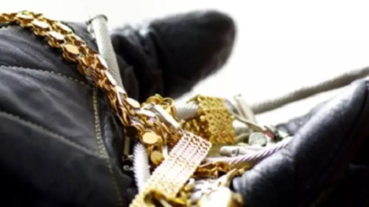 Crime : మాయ మాటలు చెప్పి.. 3 తులలు బంగారం ఎత్తుకెళ్లారు