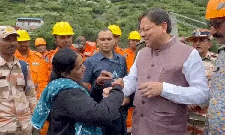 నువ్వు నాకు శ్రీ కృష్ణుడిలాంటివాడివి.. చున్నీ చింపి సీఎంకు రాఖీ కట్టిన మహిళ నువ్వు నాకు శ్రీ కృష్ణుడిలాంటివాడివి.. చున్నీ చింపి సీఎంకు రాఖీ కట్టిన మహిళ