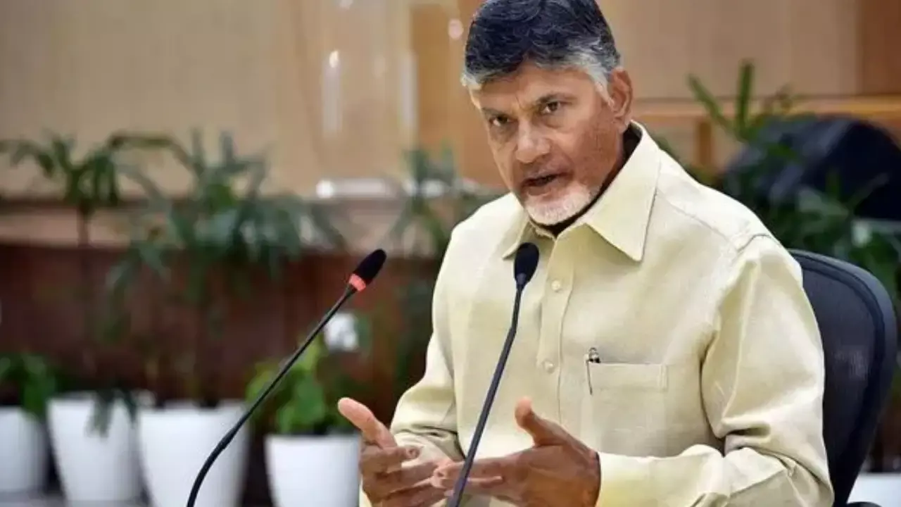 విశాఖ గ్యాస్ సిలిండర్ పేలుడు ఘటనపై సీఎం చంద్రబాబు దిగ్భ్రాంతి విశాఖ గ్యాస్ సిలిండర్ పేలుడు ఘటనపై సీఎం చంద్రబాబు దిగ్భ్రాంతి