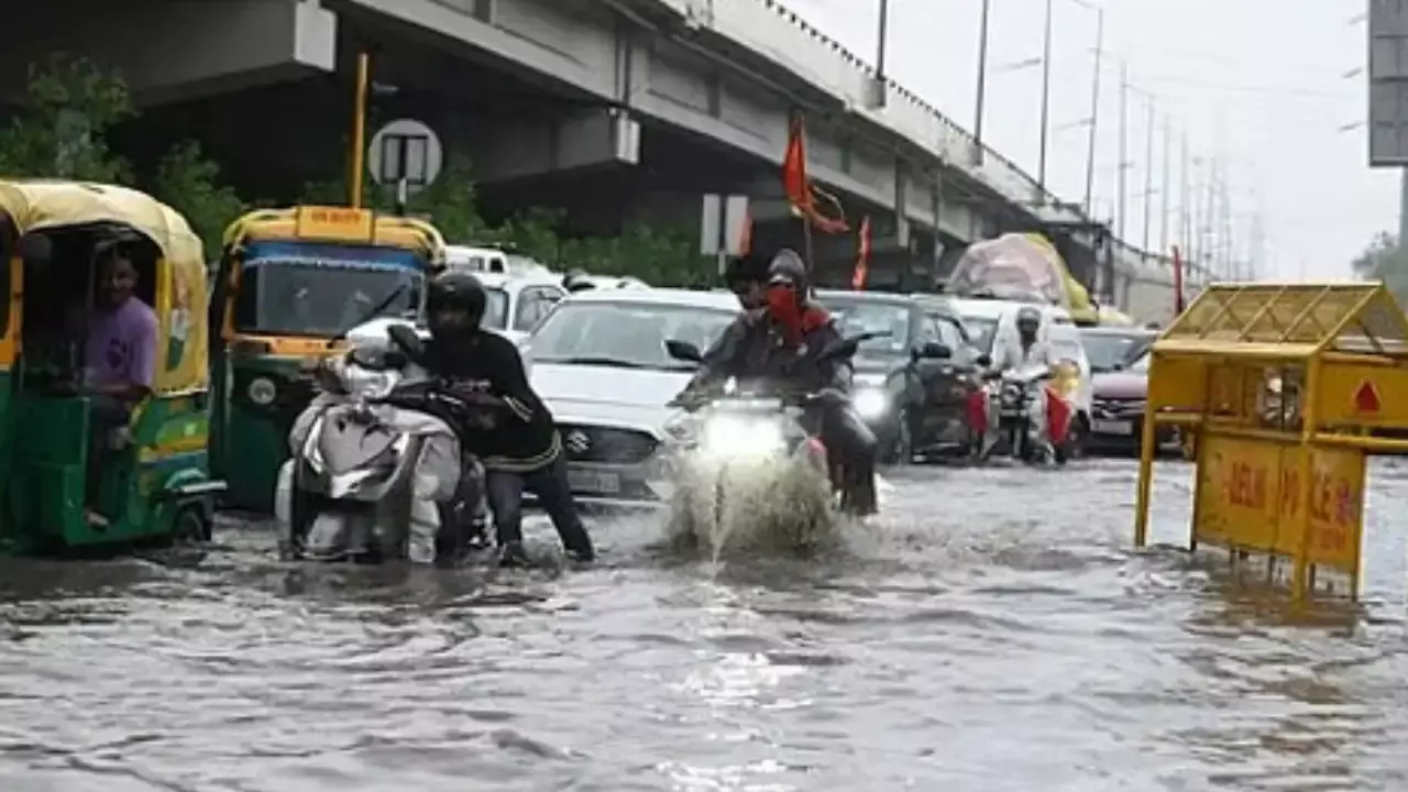 Heavy Rains : ఢిల్లీని ముంచెత్తిన వానలు.. పలు ప్రాంతాలకు రెడ్ అలర్ట్.. Heavy Rains : ఢిల్లీని ముంచెత్తిన వానలు.. పలు ప్రాంతాలకు రెడ్ అలర్ట్..