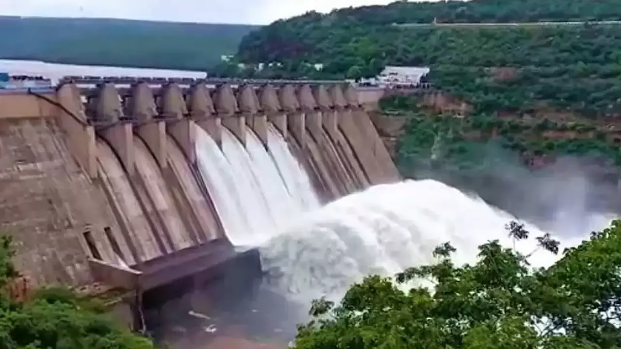Srisailam Reservoir: పెరుగుతున్న వరద ఉదృతి...నిండు కుండలా శ్రీశైలం జలాశయం..