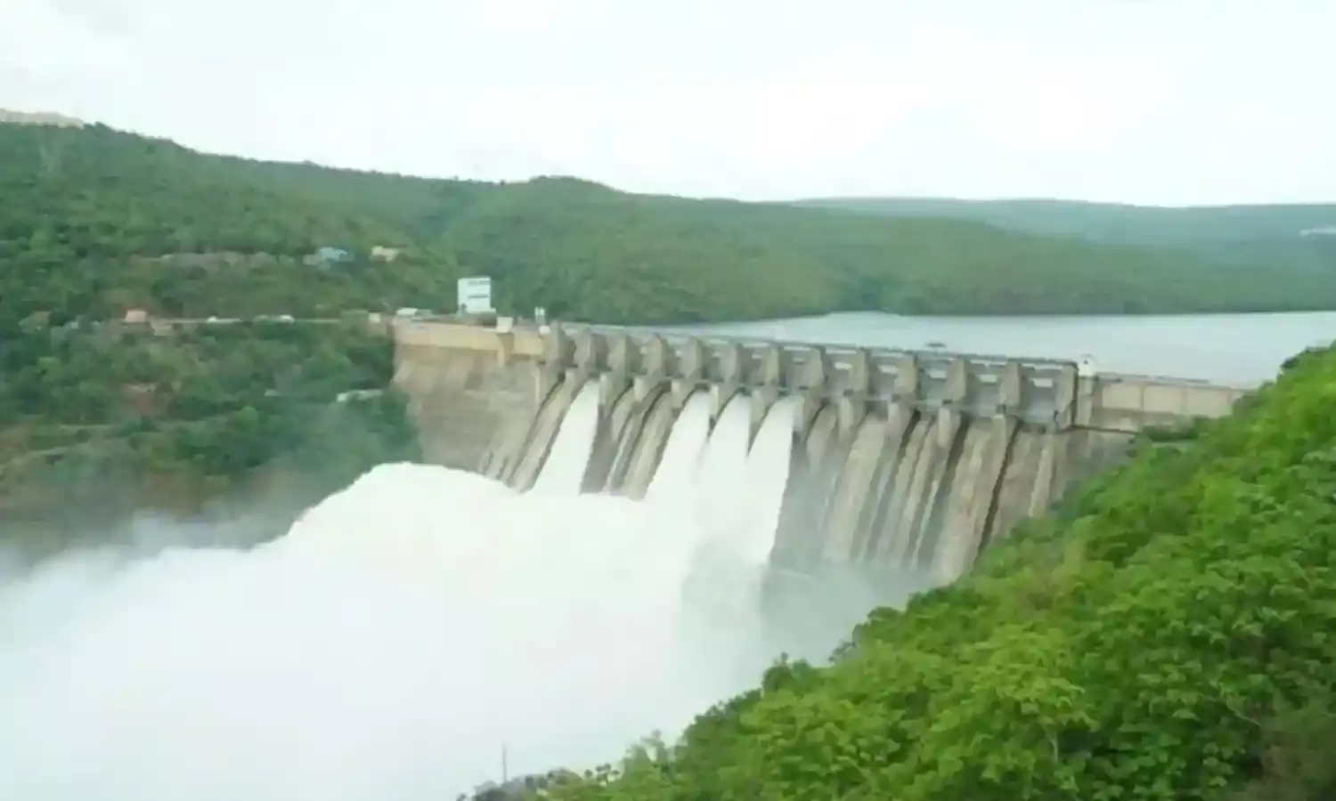 Srisailam Reservoir : శ్రీశైలం జలాశయానికి ఉధృతంగా ప్రవహిస్తున్న నీరు Srisailam Reservoir : శ్రీశైలం జలాశయానికి ఉధృతంగా ప్రవహిస్తున్న నీరు