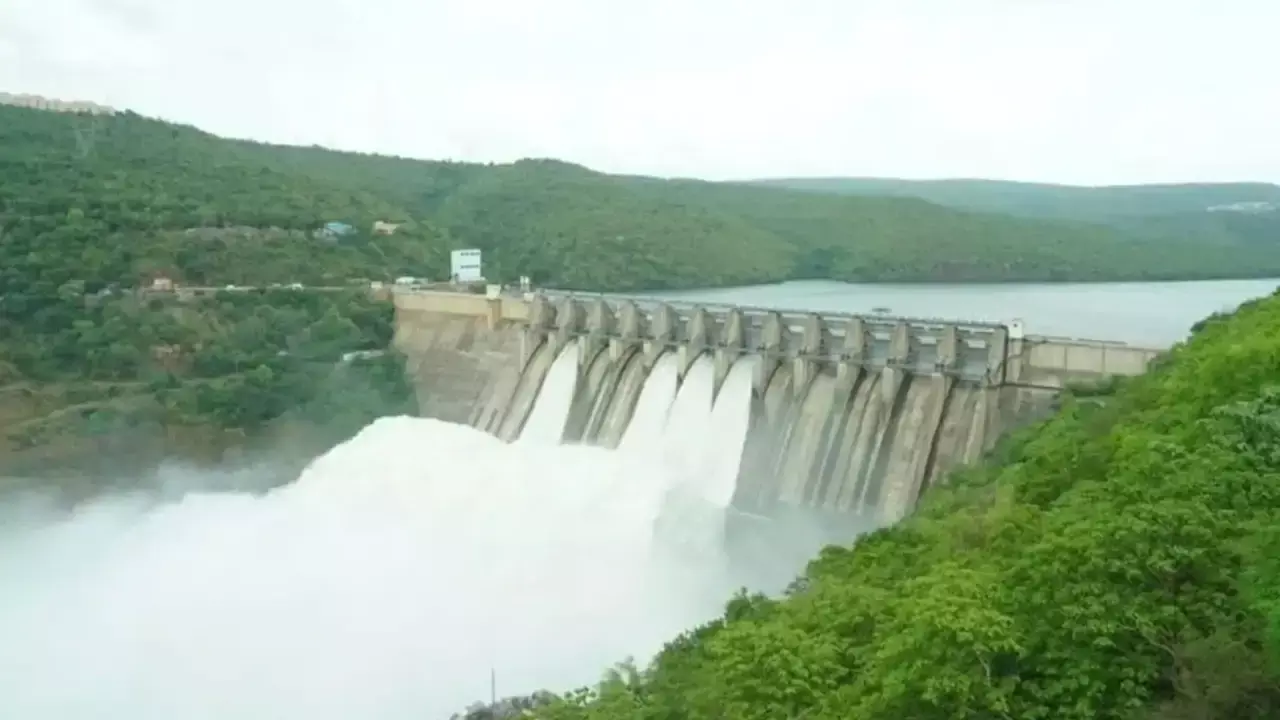 Srisailam Reservoir : శ్రీశైలం జలాశయానికి ఉధృతంగా ప్రవహిస్తున్న నీరు