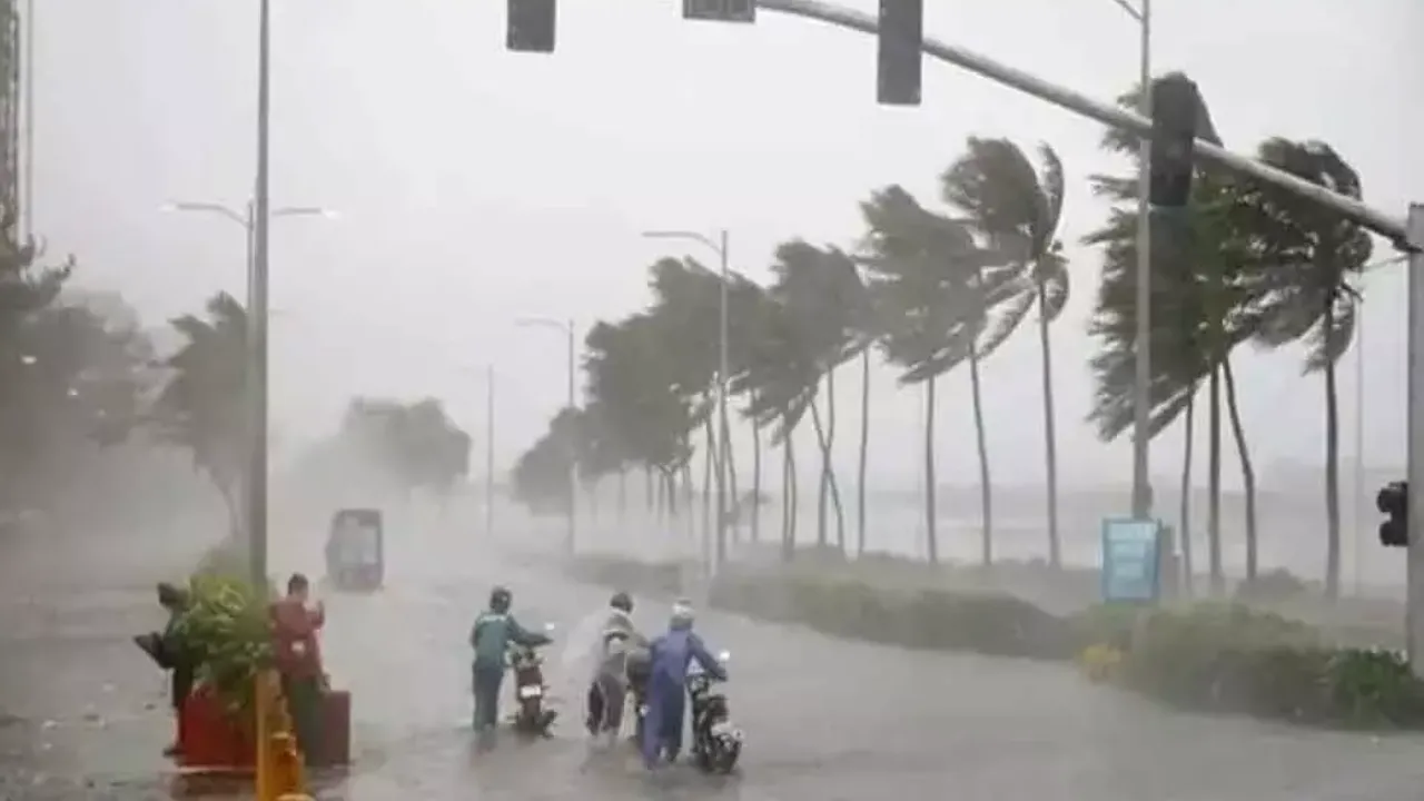 Heavy Rains : నేడు, రేపు కోస్తాంధ్రలో పలుచోట్ల అతిభారీ వర్షాలు Heavy Rains : నేడు, రేపు కోస్తాంధ్రలో పలుచోట్ల అతిభారీ వర్షాలు