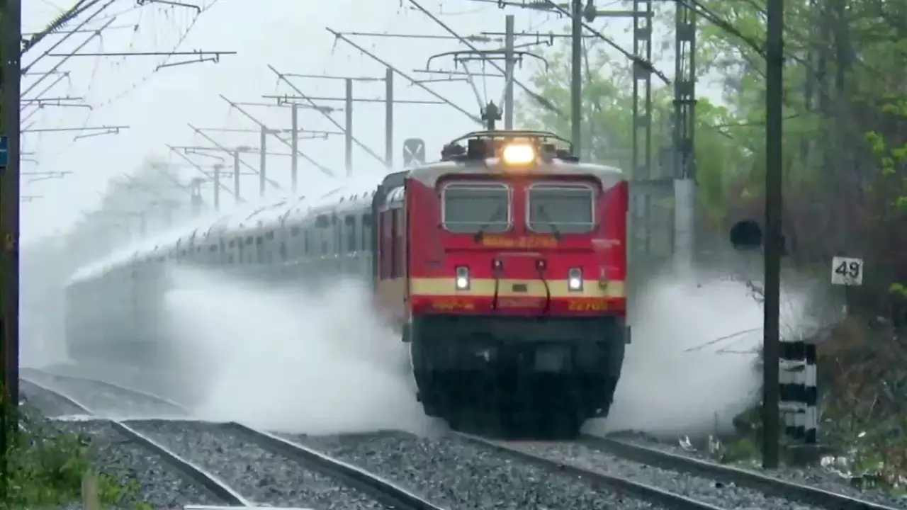 Railways : రైలు పట్టాలపైకి వరద నీరు.. రైళ్ల వేగం తగ్గింపు Railways : రైలు పట్టాలపైకి వరద నీరు.. రైళ్ల వేగం తగ్గింపు