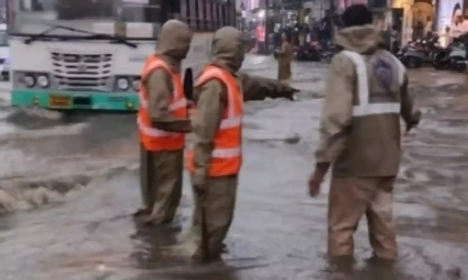 RAINS: భారీ వర్షాలకు తెలుగు రాష్ట్రాలు అతలాకుతలం RAINS: భారీ వర్షాలకు తెలుగు రాష్ట్రాలు అతలాకుతలం