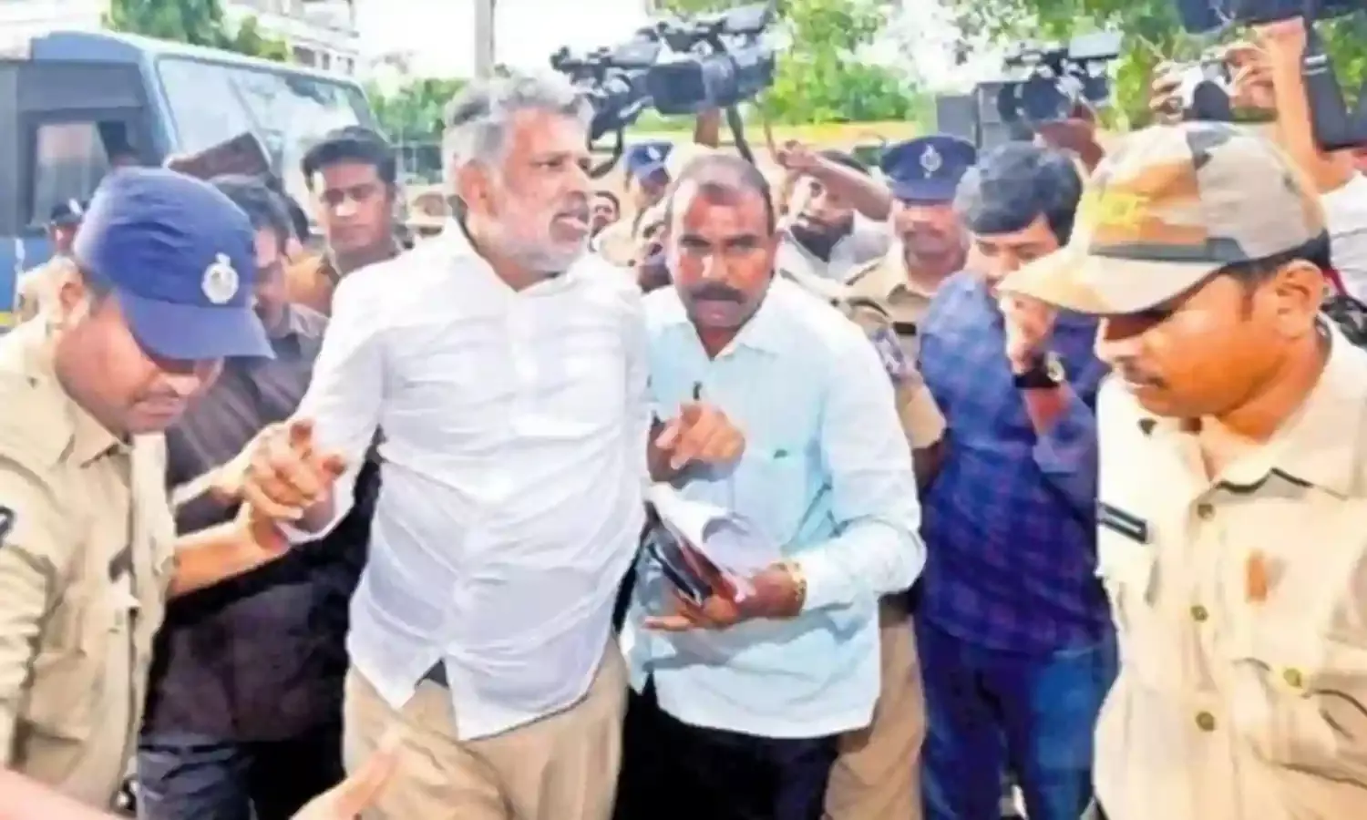 chevireddy: ఏసీబీ కోర్టు దగ్గర చెవిరెడ్డి హల్ చల్ chevireddy: ఏసీబీ కోర్టు దగ్గర చెవిరెడ్డి హల్ చల్