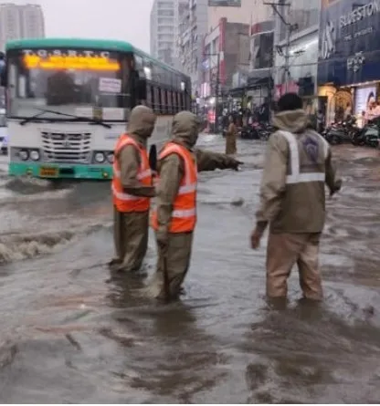 RAINS: భారీ వర్షాలకు తెలుగు రాష్ట్రాలు అతలాకుతలం RAINS: భారీ వర్షాలకు తెలుగు రాష్ట్రాలు అతలాకుతలం