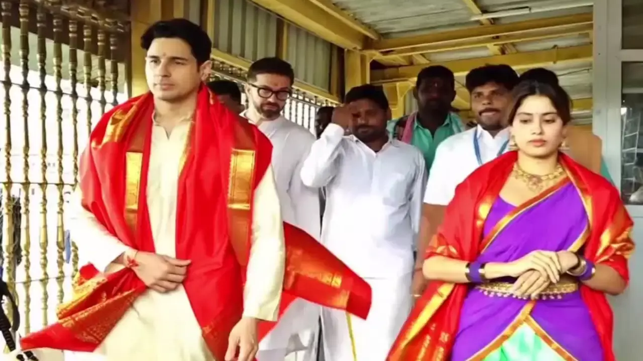 Janvi Kapoor : తిరుమల శ్రీవారిని దర్శించుకున్న జాన్వీ కపూర్ Janvi Kapoor : తిరుమల శ్రీవారిని దర్శించుకున్న జాన్వీ కపూర్