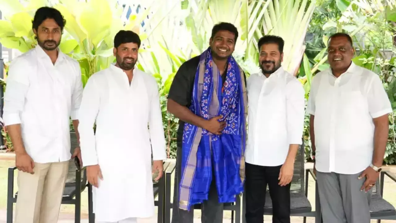Singer Rahul : సీఎం రేవంత్ను కలిసిన సింగర్ రాహుల్ సిప్లిగంజ్ Singer Rahul : సీఎం రేవంత్ను కలిసిన సింగర్ రాహుల్ సిప్లిగంజ్