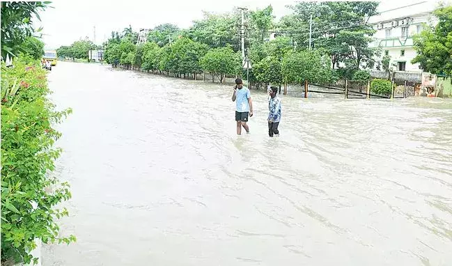 RAINS: వరుణుడి బీభత్సం RAINS: వరుణుడి బీభత్సం