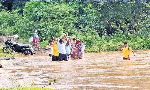AP: డోలి మోతలు.. కాలి నడకలు... ప్రసవానికి ఎన్ని కష్టాలో