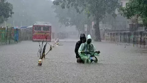 Mumbai: ముంబైను ముంచెత్తిన భారీ వర్షం.. ఇద్దరు మృతి Mumbai: ముంబైను ముంచెత్తిన భారీ వర్షం.. ఇద్దరు మృతి