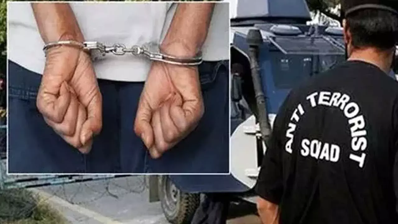 Dharmavaram : పాకిస్థాన్ ఉగ్రవాదులతో ఫోన్ కాల్స్, ధర్మవరంలో వ్యక్తి అరెస్ట్ Dharmavaram : పాకిస్థాన్ ఉగ్రవాదులతో ఫోన్ కాల్స్, ధర్మవరంలో వ్యక్తి అరెస్ట్