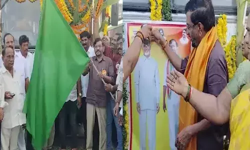 AP: ఉచిత బస్సును ప్రారంభించిన ఎమ్మెల్యే సోమిరెడ్డి...సీఎం చంద్రబాబు చిత్రపటానికి పాలాభిషేకం AP: ఉచిత బస్సును ప్రారంభించిన ఎమ్మెల్యే సోమిరెడ్డి...సీఎం చంద్రబాబు చిత్రపటానికి పాలాభిషేకం